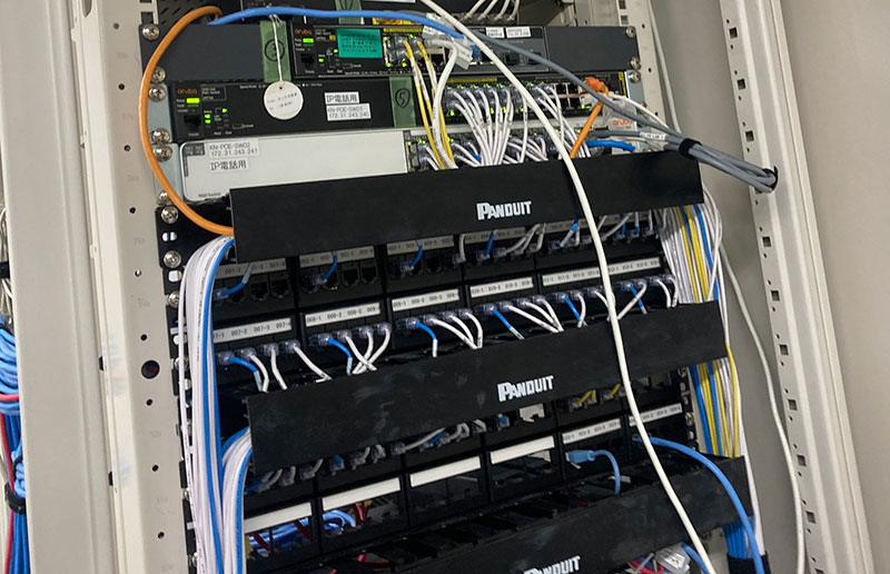 ネットワークスイッチとパッチパネルのイメージ